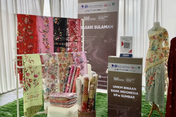 Basari Sulaman: Sentuhan Tradisi dalam Songket dan Kebaya Minangkabau